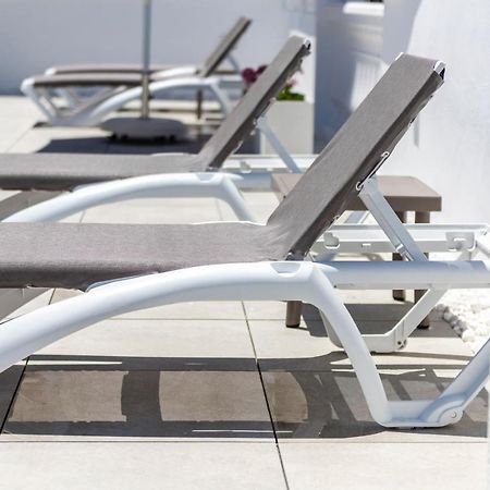 Apartamentos Toboso Plaza Nerja Eksteriør bilde A sunlounger