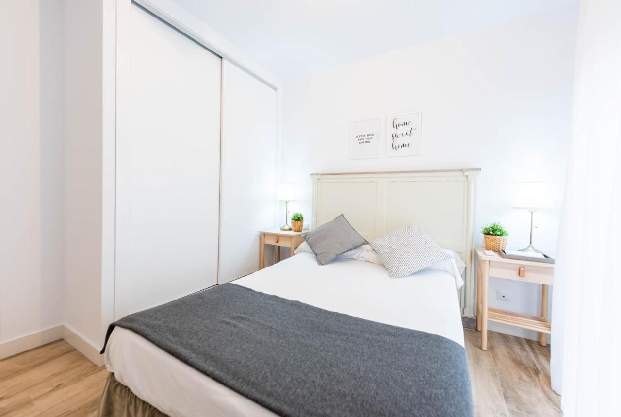 Apartamentos Toboso Plaza Nerja Eksteriør bilde A bedroom with a sliding wardrobe