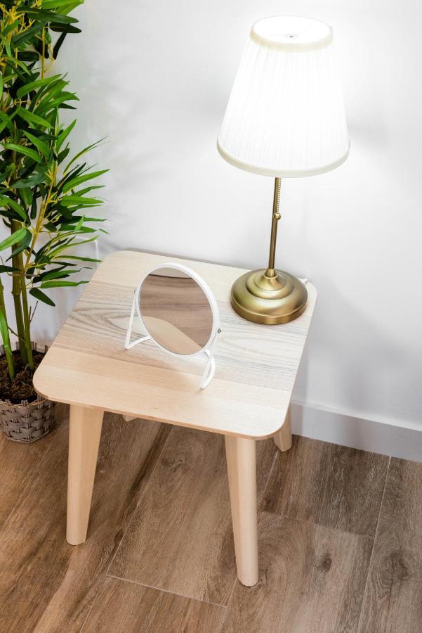 Apartamentos Toboso Plaza Nerja Eksteriør bilde A table mirror