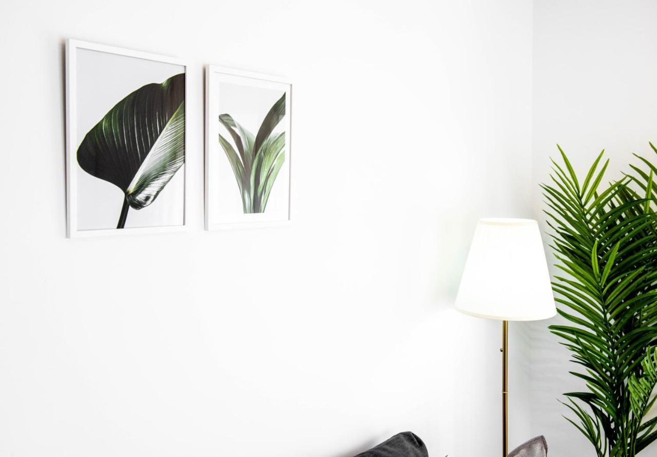Apartamentos Toboso Plaza Nerja Eksteriør bilde A white wall