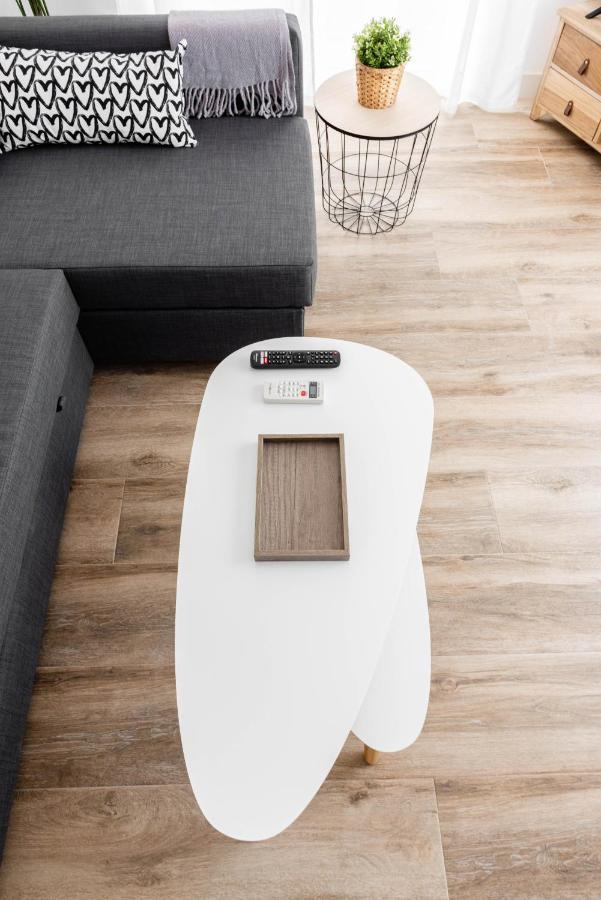 Apartamentos Toboso Plaza Nerja Eksteriør bilde A side table