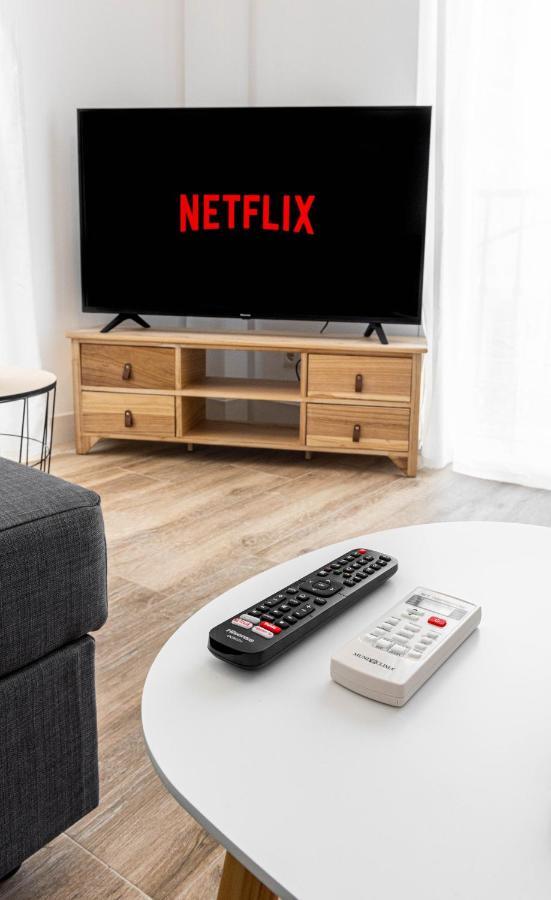 Apartamentos Toboso Plaza Nerja Eksteriør bilde A TV remote