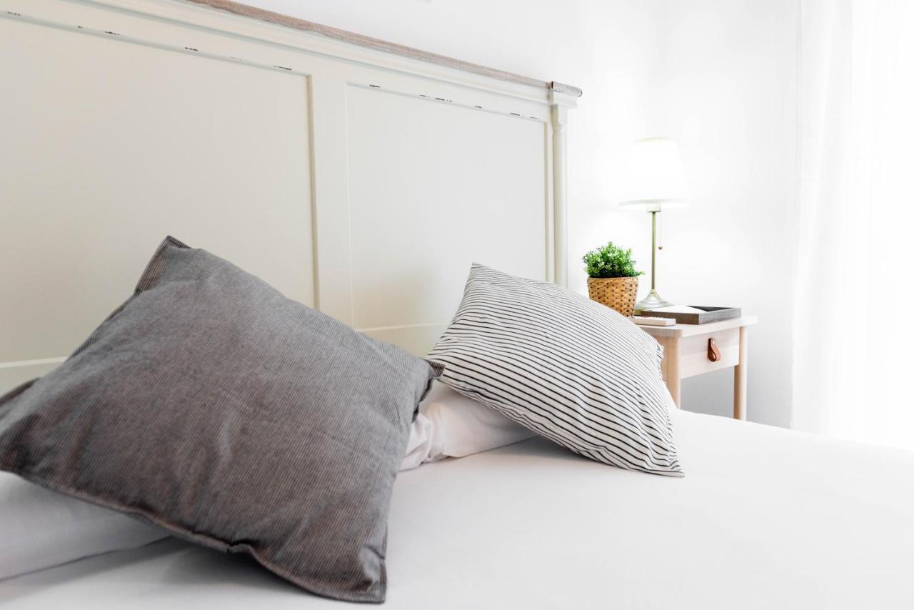 Apartamentos Toboso Plaza Nerja Eksteriør bilde Pillows on a bed