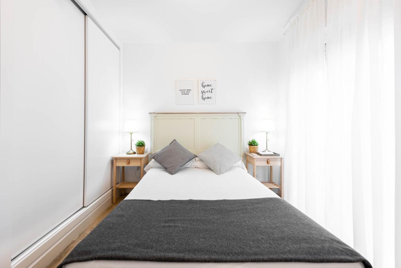 Apartamentos Toboso Plaza Nerja Eksteriør bilde A bedroom