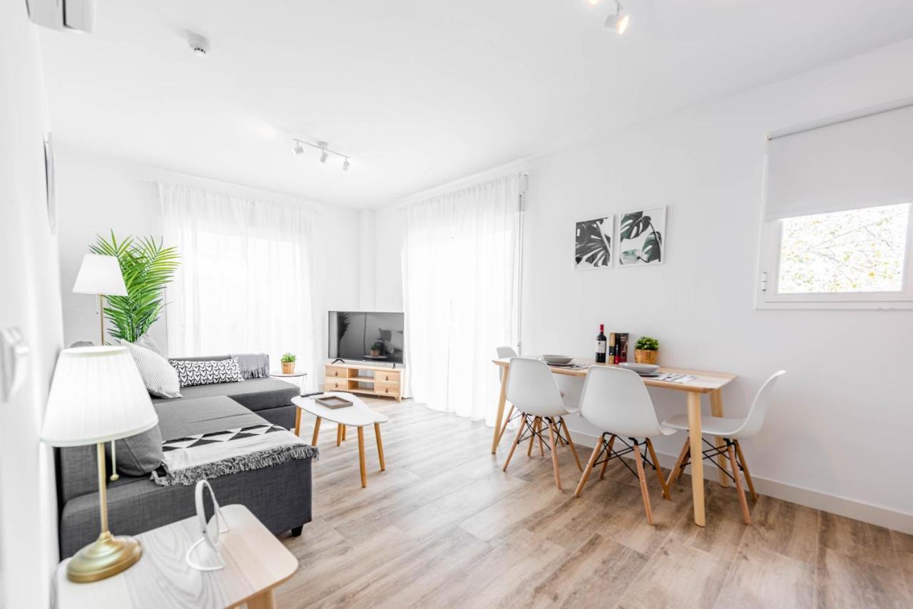 Apartamentos Toboso Plaza Nerja Eksteriør bilde A staged living room