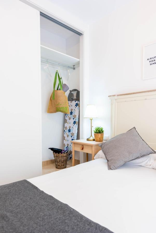 Apartamentos Toboso Plaza Nerja Eksteriør bilde A room at the hotel