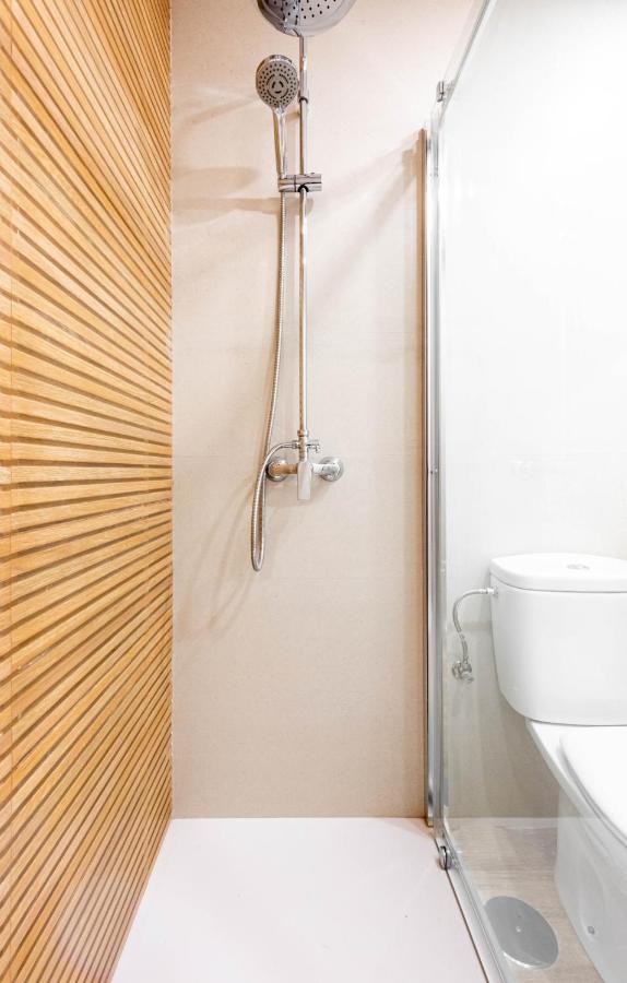 Apartamentos Toboso Plaza Nerja Eksteriør bilde A shower in a caravan