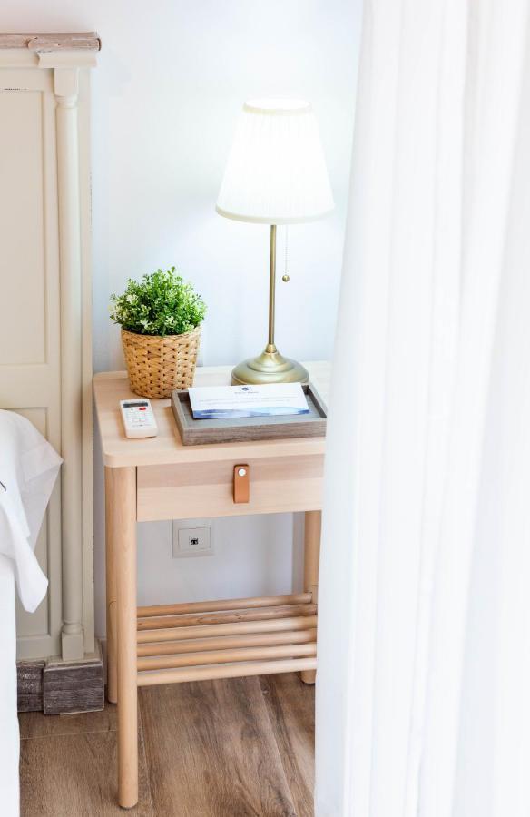 Apartamentos Toboso Plaza Nerja Eksteriør bilde A bedside table