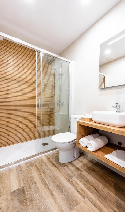 Apartamentos Toboso Plaza Nerja Eksteriør bilde A shower cubicle