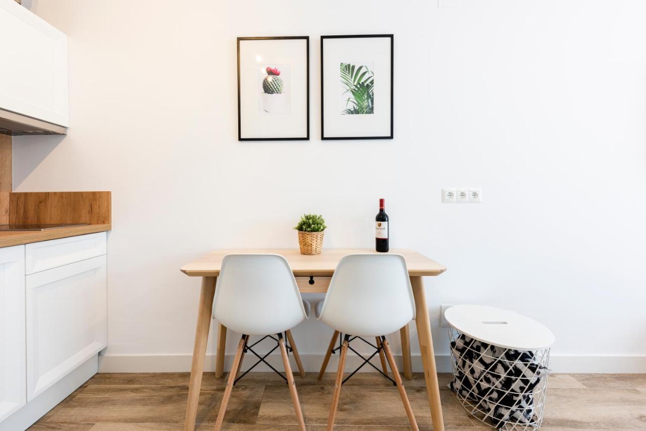 Apartamentos Toboso Plaza Nerja Eksteriør bilde A kitchen table
