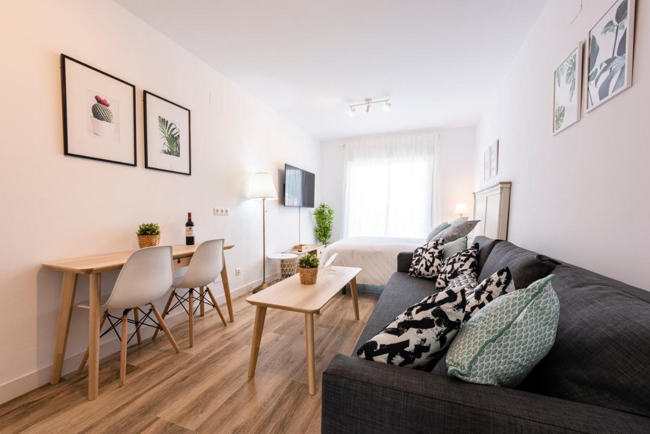 Apartamentos Toboso Plaza Nerja Eksteriør bilde A staged living room