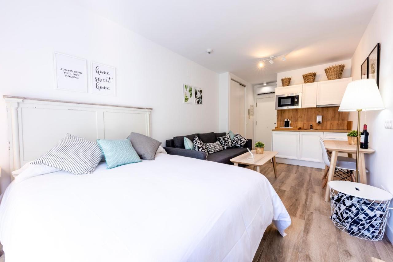 Apartamentos Toboso Plaza Nerja Eksteriør bilde A studio apartment