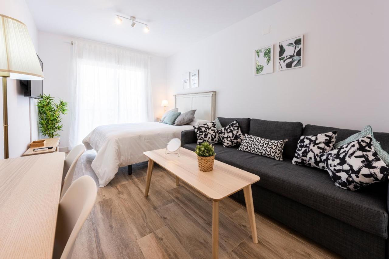 Apartamentos Toboso Plaza Nerja Eksteriør bilde A studio apartment