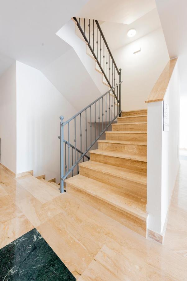 Apartamentos Toboso Plaza Nerja Eksteriør bilde A handrail