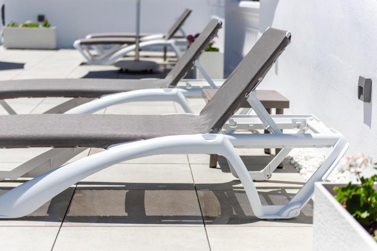 Apartamentos Toboso Plaza Nerja Eksteriør bilde A sunlounger