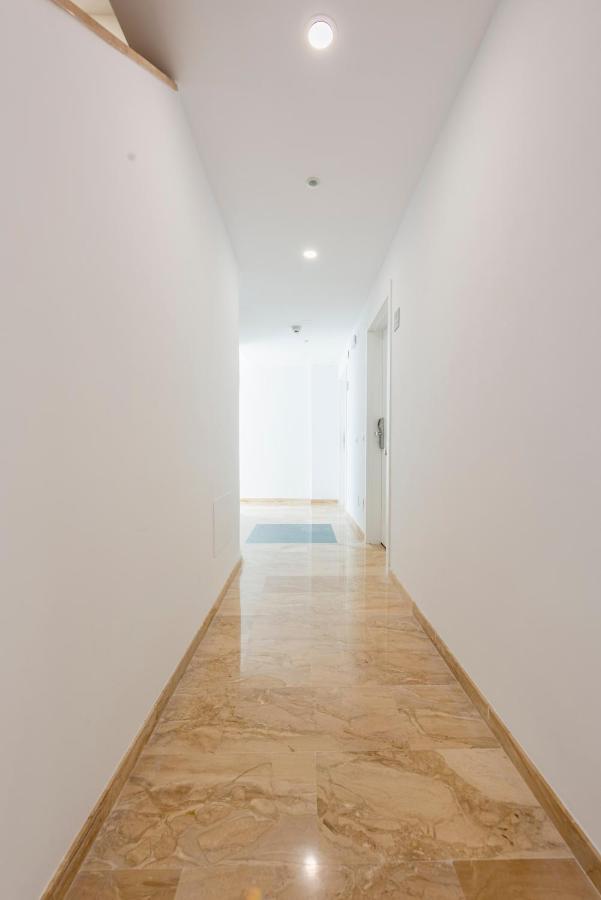 Apartamentos Toboso Plaza Nerja Eksteriør bilde A corridor