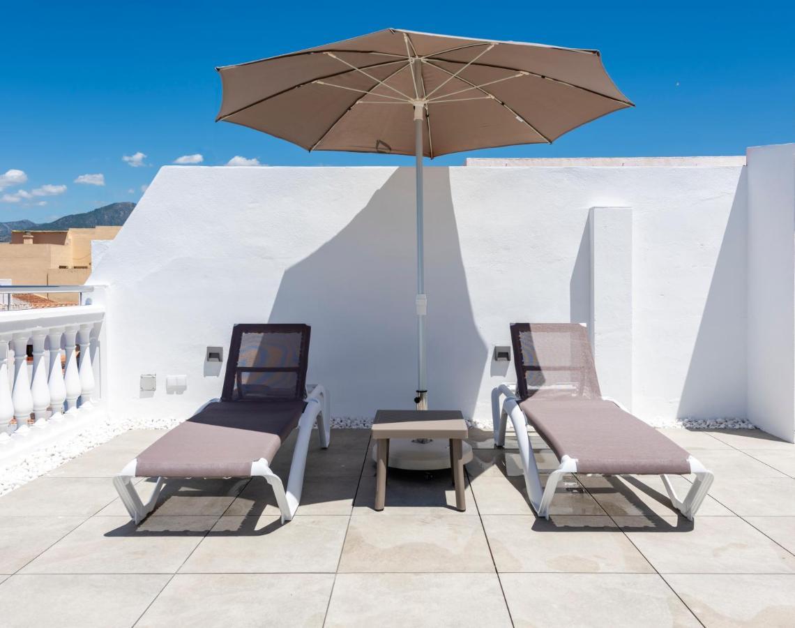 Apartamentos Toboso Plaza Nerja Eksteriør bilde A patio umbrella