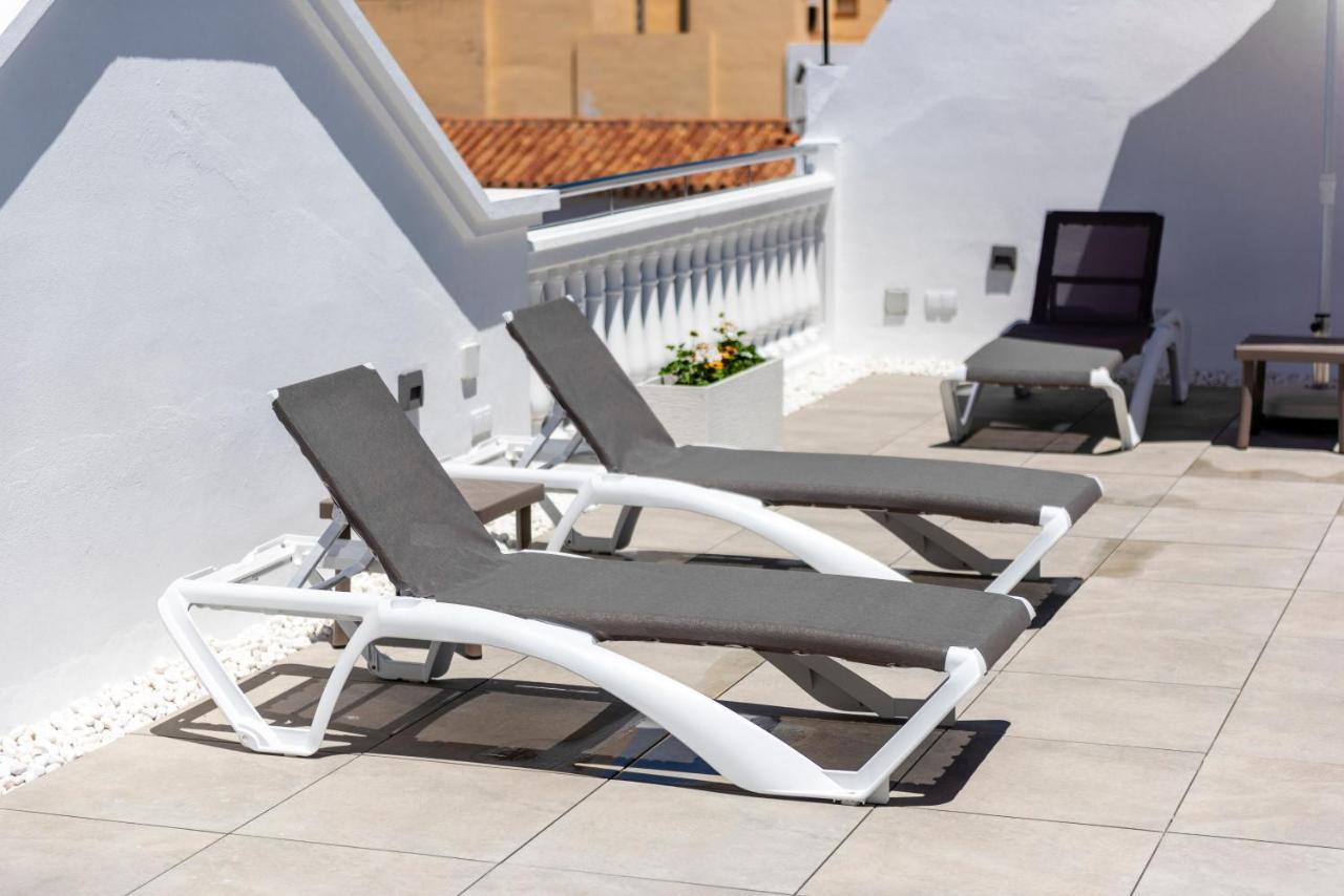 Apartamentos Toboso Plaza Nerja Eksteriør bilde A pair of chaise longues